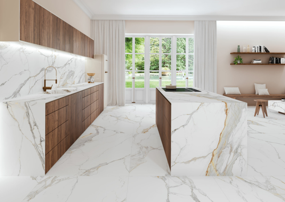 Cuisine carrelage imitation marbre blanc et doré en grand format