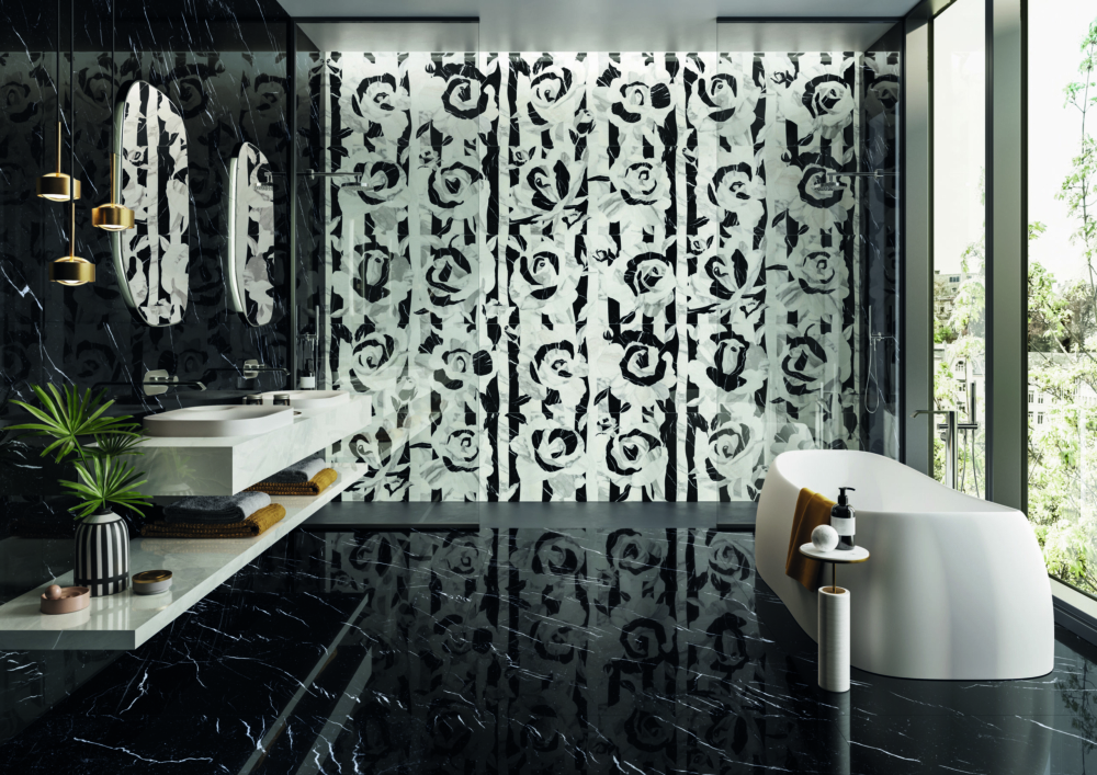 TDM_Selection marquina 60x120_decoro 60x120_white 120x270_bagno Salle de bain imitation marbre blanc et noir avec motif de fleur