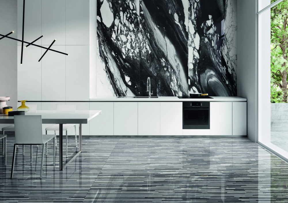 Cuisine carrelage imitation marbre blanc et noir sous forme de rayure en grand format