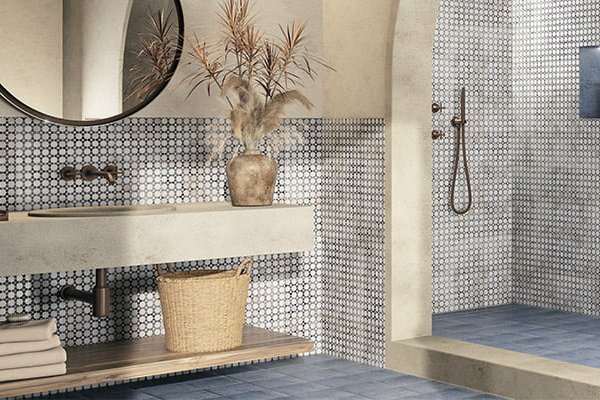 Salle de bain avec carreaux de ciment marocains bleus au sol et au mur de douche