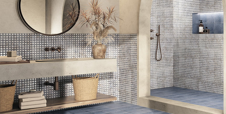 Salle de bain avec carreaux de ciment marocains bleus au sol et au mur de douche