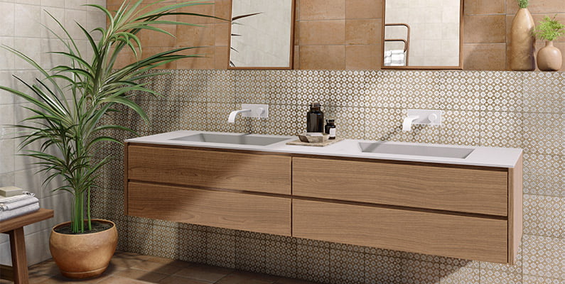 Mur de salle de bain en carreaux de ciment marocains derrière un meuble vasque en bois
