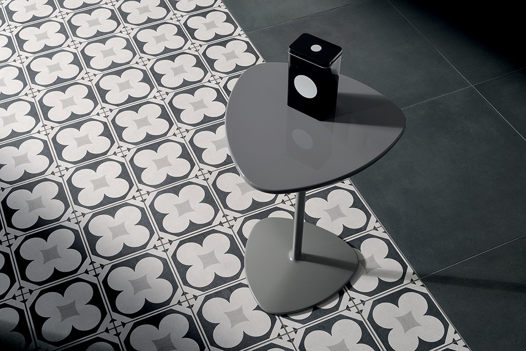 Sol en carreaux de ciment noir et blanc à motif fleur