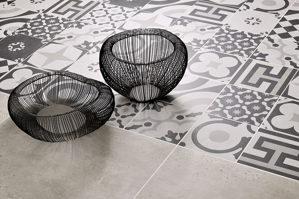 Mix de carreaux de ciment noir et blanc au sol