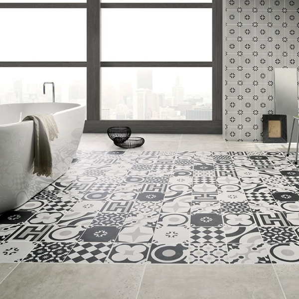 Sol de salle de bain en carreaux de ciment noir et blanc mixés