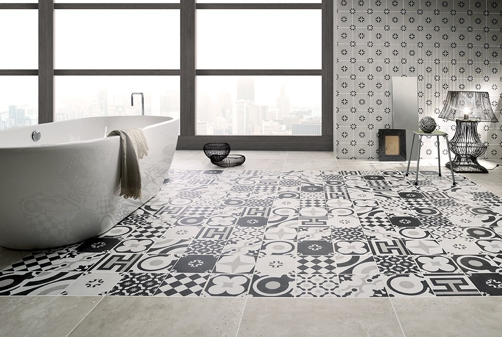 Sol de salle de bain en carreaux de ciment noir et blanc mixés