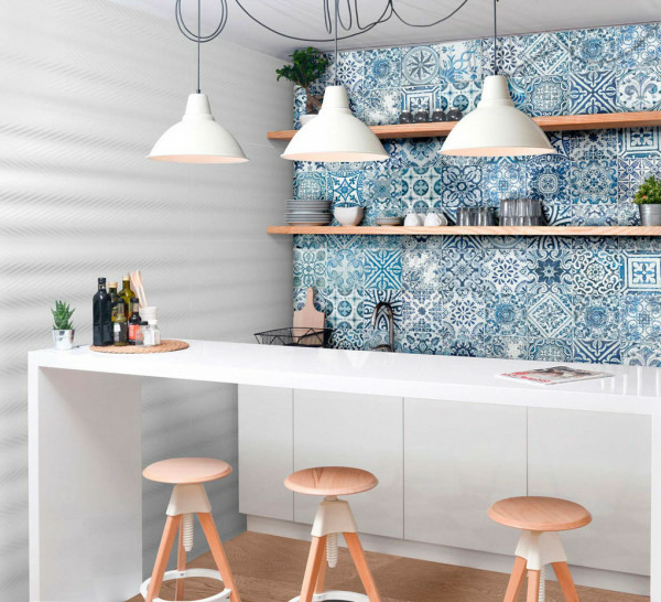 Cuisine avec crédence en carrelage style azulejos bleu et blanc