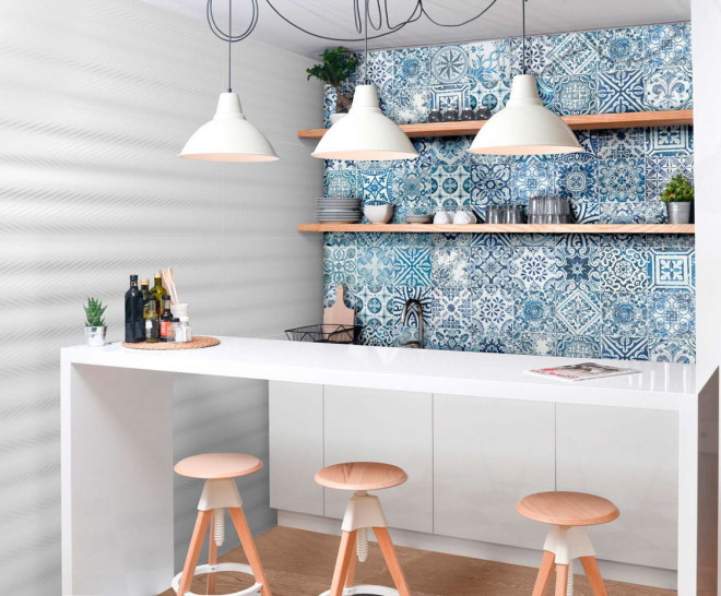 Cuisine avec crédence en carrelage style azulejos bleu et blanc
