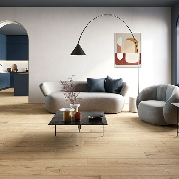 Salon avec sol en carrelage effet bois vieilli