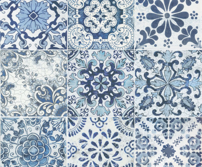 Carrelage style azulejos portugais à motifs bleus et blancs